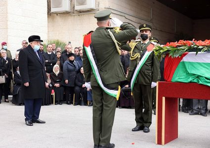 تشييع جثمان المناضل أحمد قريع في بلدة أبو ديس