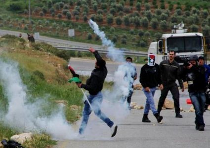 مواجهات في النبي صالح ومستوطنون يطلقون الرصاص الحي صوب منازل المواطنين