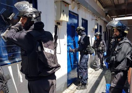 توتر في سجن "عوفر" بعد اعتصام الأسرى في ساحاته