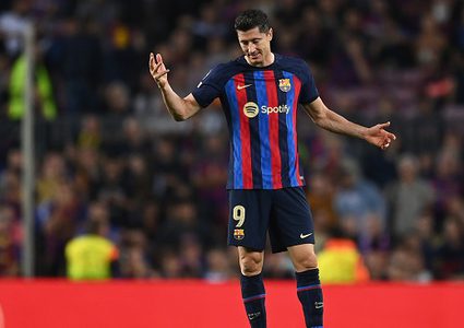 ليفاندوفسكي يوبخ زميله بعد الخسارة أمام يونايتد