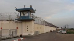 الأسرى يعتصمون اليوم في ساحات السجون