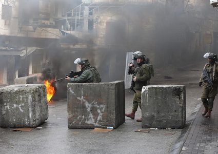 إصابات إحداها خطيرة خلال مواجهات مع الاحتلال وسط الخليل