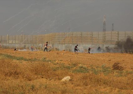 غزة : إصابات برصاص الاحتلال والاختناق في مواجهات قرب السياج الفاصل