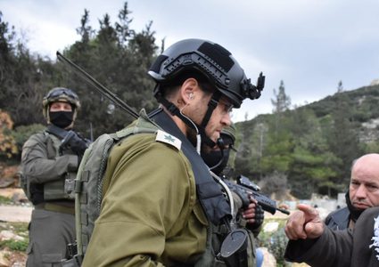 الاحتلال يغلق قانا امام المواطنين