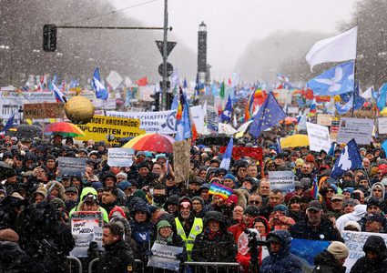 آلاف يحتجون في برلين على تسليح أوكرانيا