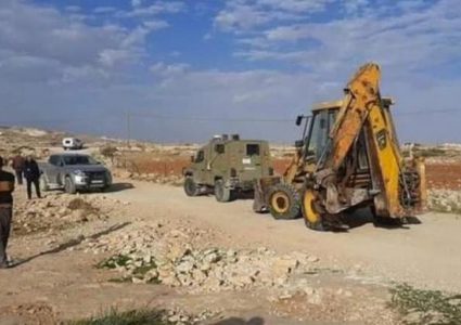 الاحتلال يستولي على مواد بناء في مسافر يطا بالخليل