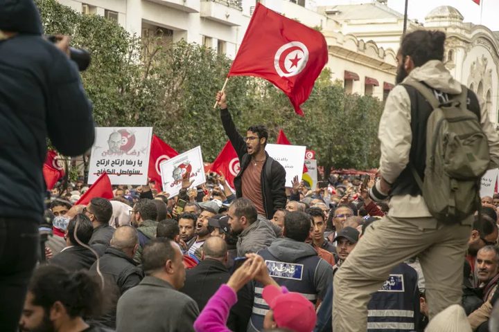 الآلاف يحتجون على الوضع الاقتصادي والاجتماعي في تونس