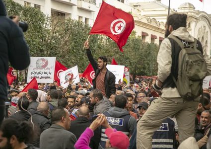 الآلاف يحتجون على الوضع الاقتصادي والاجتماعي في تونس