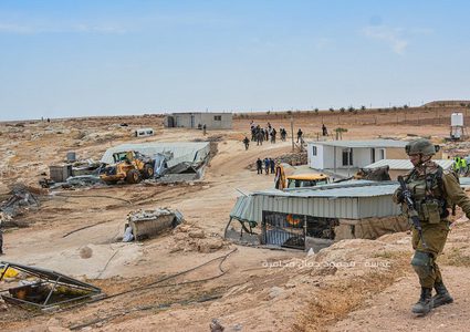 الاحتلال يعتقل مواطنا وزوجته ونجله من أرضه بمسافر يطا