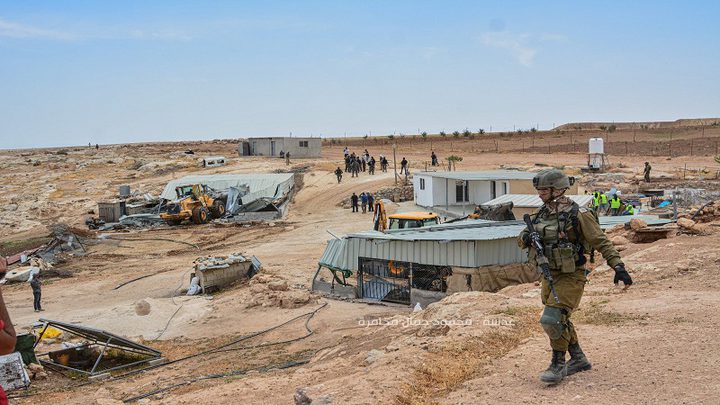 الاحتلال يعتقل مواطنا وزوجته ونجله من أرضه بمسافر يطا