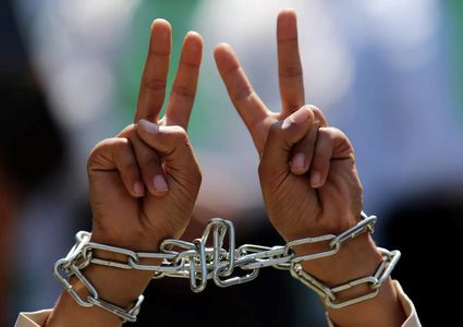 الأسرى يواصلون العصيان لليوم الثاني عشر في مواجهة إدارة سجون الاحتلال