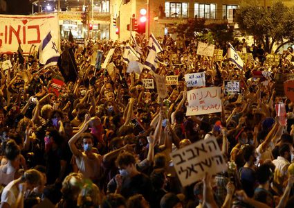 مستوطنون يشاركون بمسيرة قرب حوارة