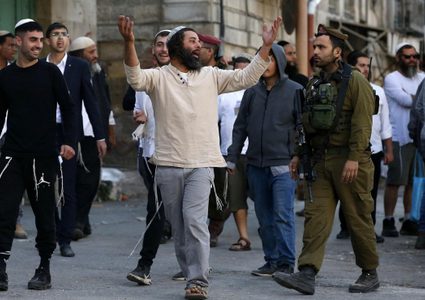 مستوطنون يحتجزون عائلة فلسطينية  قرب قرية يانون