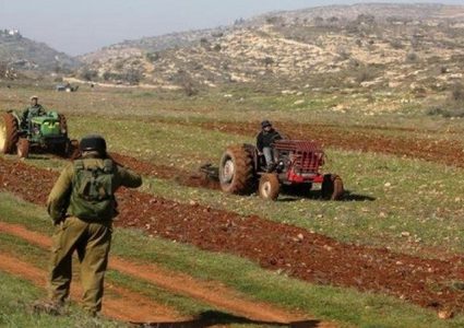 قوات الاحتلال تستولي على مركبة وجرارين زراعيين في الأغوار الشمالية