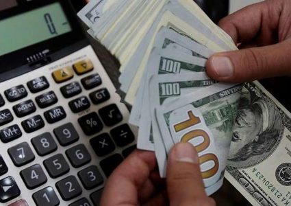 خبير اقتصادي يشرح أسباب ارتفاع الدولار أمام العملات وما يترتب عليه