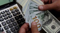 خبير اقتصادي يشرح أسباب ارتفاع الدولار أمام العملات وما يترتب عليه