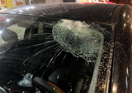 مستوطنون يرشقون مركبات المواطنين بالحجارة شمال البيرة