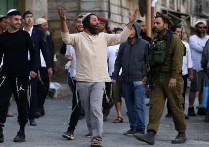 مستوطنون يعتدون على مواطنين وممتلكاتهم في رام الله