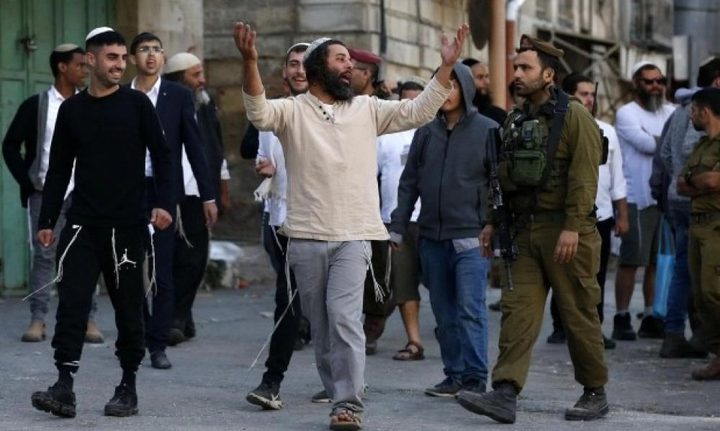 مستوطنون يعتدون على مواطنين وممتلكاتهم في رام الله