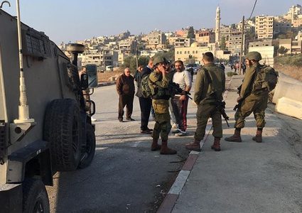 قوات الاحتلال تواصل إغلاق مدخل اللبن الشرقية جنوب نابلس