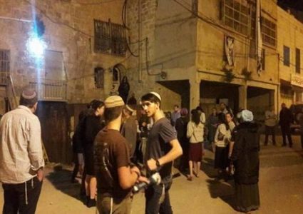 إصابة مواطنين وتحطيم عدة مركبات في هجوم للمستوطنين غرب نابلس