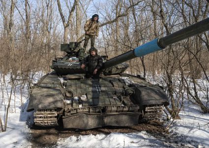 نقل دبابة روسية مدمرة من أمام سفارة موسكو في برلين