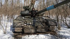 نقل دبابة روسية مدمرة من أمام سفارة موسكو في برلين