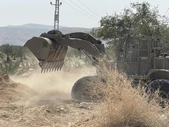 سلطات الاحتلال تفرض، اليوم الثلاثاء، حصاراً مشدداً على مدينة أريحا.

تصوير عادل ابو نعمه.
