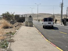 سلطات الاحتلال تفرض، اليوم الثلاثاء، حصاراً مشدداً على مدينة أريحا.

تصوير عادل ابو نعمه.