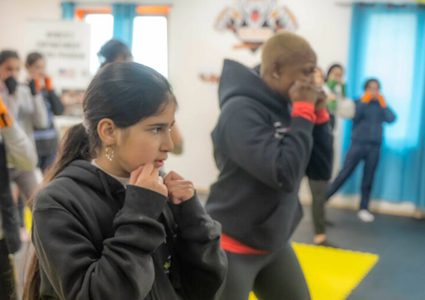 المكتب الأمريكي للشؤون الفلسطينية يختتم برنامج "تعزيز تمكين الفتيات والنساء"