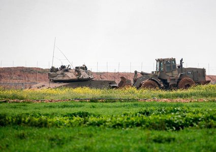 توغل آليات و جرافات الاحتلال وجرافات شمال قطاع غزة