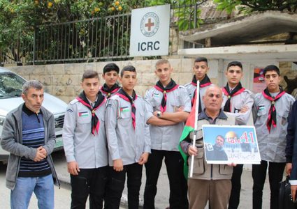 طولكرم:وقفة اسناد للأسرى في سجون الاحتلال أمام الصليب الأحمر