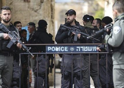 الاحتلال يعتقل مقدسيين ويجدد إبعاد آخر عن المدينة