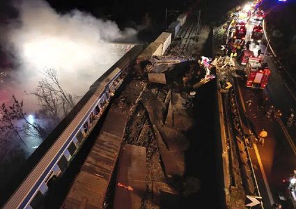 مصرع 32 شخصا وإصابة عشرات في حادث اصطدام قطارين شمالي اليونان