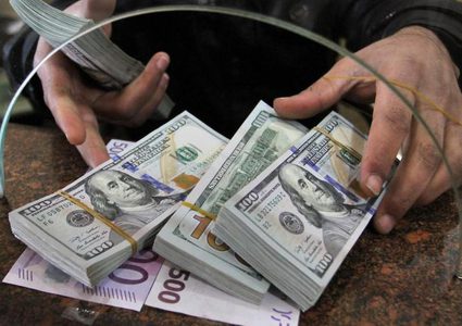 خبير اقتصادي: أسباب وتداعيات ارتفاع قيمة الدولار أما العملات الأخرى