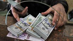 خبير اقتصادي: أسباب وتداعيات ارتفاع قيمة الدولار أما العملات الأخرى