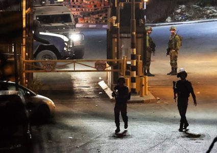 قوات الاحتلال تغلق حاجز شوفة العسكري