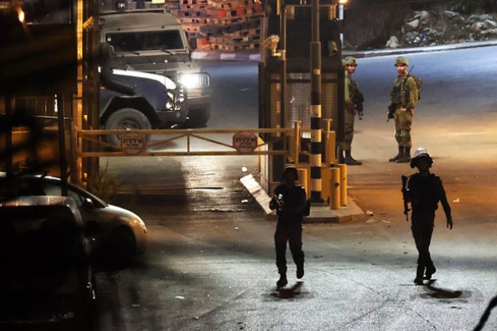 قوات الاحتلال تغلق حاجز شوفة العسكري