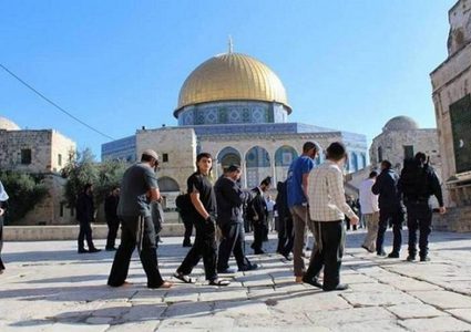 عشرات المستوطنين يقتحمون المسجد الأقصى