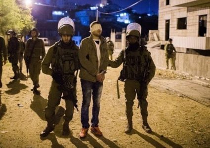 الاحتلال يعتقل شابا في مخيم الفوار جنوب الخليل