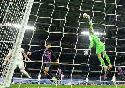 برشلونة يقهر الريال في ملعبه