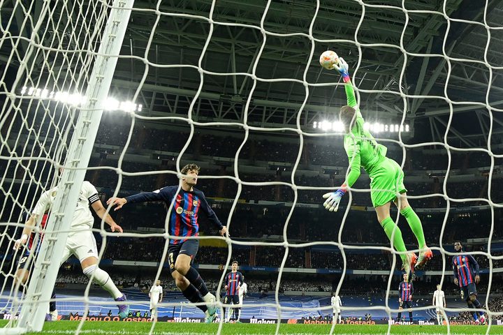 برشلونة يقهر الريال في ملعبه
