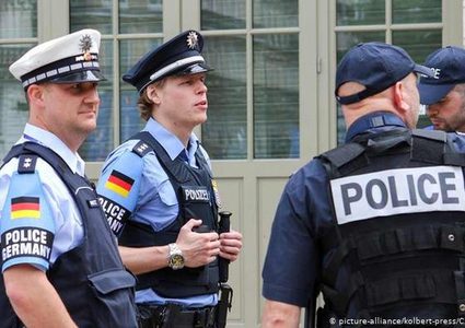 الشرطة الألمانية تعثر على ترسانة أسلحة بعد مداهمة واعتقال يميني متطرف