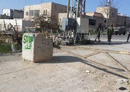 قوات الاحتلال تغلق مدخل مخيم العروب شمال الخليل