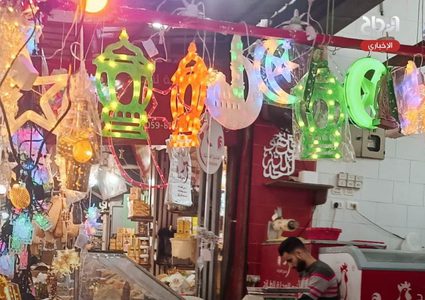 جانب من أجواء تحضيرات سوق الزاوية بغزة استعداداً لاستقبال شهر رمضان