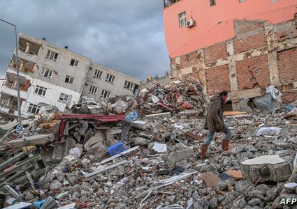 خبير زلازل ياباني: “النبضة القاتلة” وراء الأضرار الجسيمة بالمباني التركية