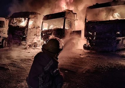 حريق 5 شاحنات في مدينة اللد