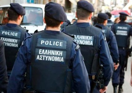 صحيفة إسبانية: الشرطة اليونانية سرقت مليوني يورو من المهاجرين