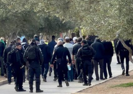 عشرات المستوطنين يقتحمون الأقصى