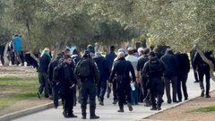 عشرات المستوطنين يقتحمون الأقصى